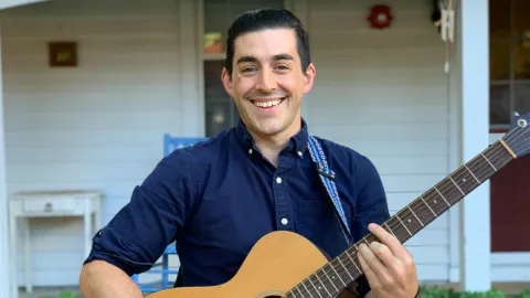 picture of danny tieger with guitar